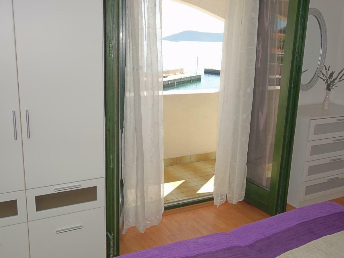 Apartments Villa Ana ドゥルヴェニック・マリ エクステリア 写真